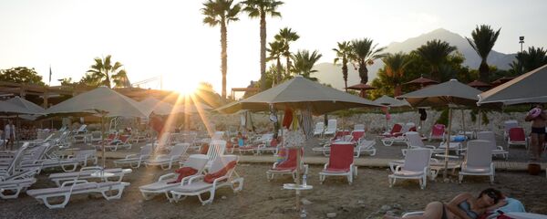 Turistas rusos en la playa de uno de los hoteles de Antalya, Turquía - Sputnik Mundo