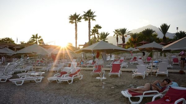 Turistas en la playa de uno de los hoteles de Antalya, Turquía - Sputnik Mundo