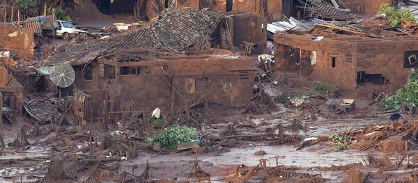 Consecuencias de la ruptura del dique con residuos en el estado Minas Gerais en Brasil Consecuencias de la ruptura del dique con residuos en el estado Minas Gerais en Brasil - Sputnik Mundo