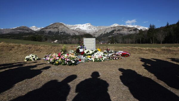 Estela en homenaje a las víctimas del siniestro en los Alpes - Sputnik Mundo