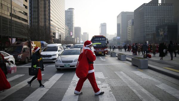 Un hombre vestido de Santa Claus (Archivo) - Sputnik Mundo