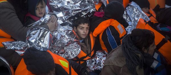 Refugiados llegan a la isla griega de Lesbos - Sputnik Mundo