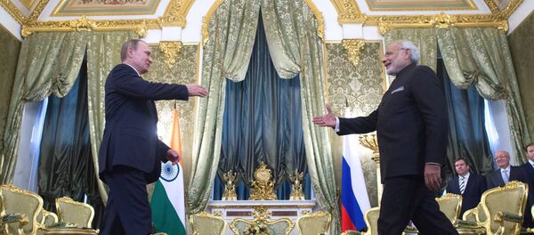 Presidente de Rusia, Vladímir Putin y primer ministro de India, Narendra Modi durante una reunión - Sputnik Mundo
