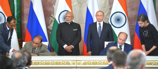 Titular del ministerio de Desarrollo del Lejano Oriente, Alexandr Galushka, y el director ejecutivo de Tata Power, Ashok Sethi firman un memorando de entendimiento en el ámbito de energía e inversiones en el Lejano Oriente - Sputnik Mundo