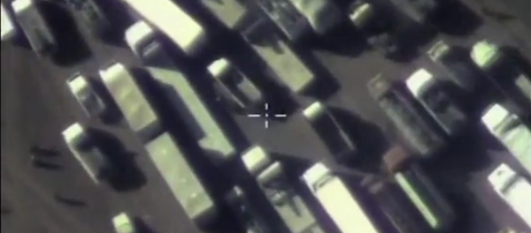 Camiones cisternas siguen cruzando la frontera turco-siria - Sputnik Mundo