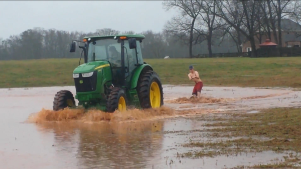 Cómo practicar wakeboarding con un tractor - Sputnik Mundo