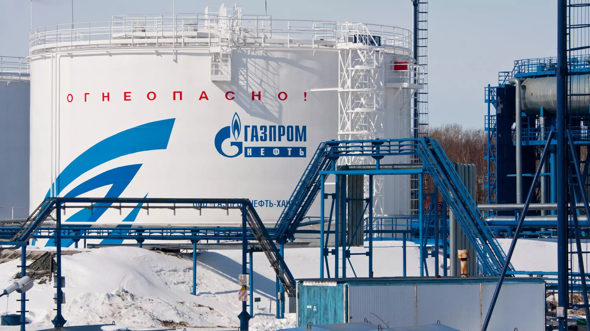 Depósitos de petróleo en el taller de tratamiento y bombeo del yacimiento petrolífero de Yuzhno-Priobskoye en Rusia 