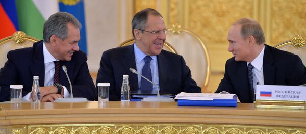 El ministro interino de Defensa, Serguéi Shoigú, el ministro interino de Exteriores, Serguéi Lavrov y el presidente de Rusia, Vladímir Putin El ministro interino de Defensa, Serguéi Shoigú, el ministro interino de Exteriores, Serguéi Lavrov y el presidente de Rusia, Vladímir Putin - Sputnik Mundo