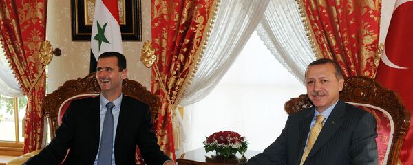Presidente de Siria, Bashar Asad, y presidente de Turquía, Recep Tayyip Erdogan, en una foto de archivo (septiembre de 2009) - Sputnik Mundo