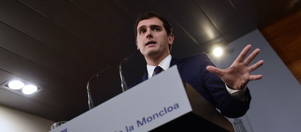 Leader of Spanish centre-right party Ciudadanos (Citizens) Albert Rivera gestures as he speaks during a press conference following his meeting with Spanish caretaker Prime Minister at La Moncloa palace in Madrid, on December 28, 2015. - Sputnik Mundo