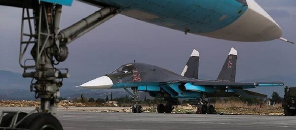 Bombarderos rusos Su-34 en la base aérea de Hmeymim en Siria (archivo) - Sputnik Mundo