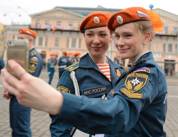 Hombres y mujeres socorristas rusos - Sputnik Mundo