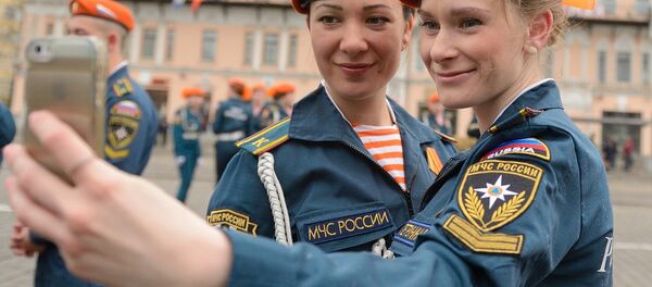 Hombres y mujeres socorristas rusos - Sputnik Mundo