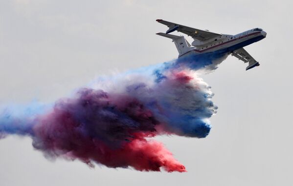 Hombres y mujeres socorristas rusos - Sputnik Mundo