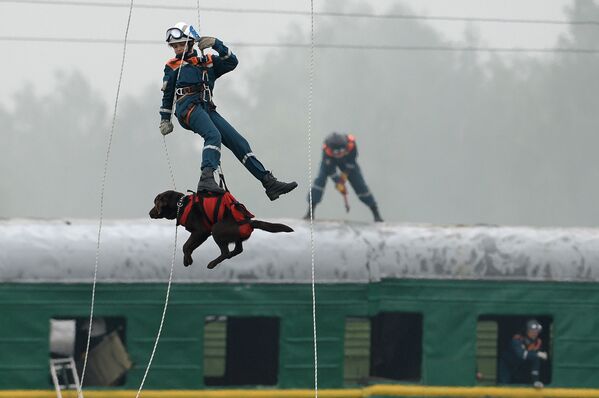 Hombres y mujeres socorristas rusos - Sputnik Mundo