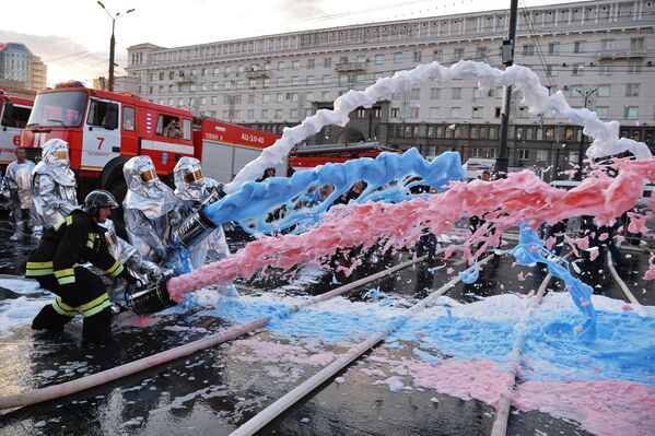 Hombres y mujeres socorristas rusos - Sputnik Mundo