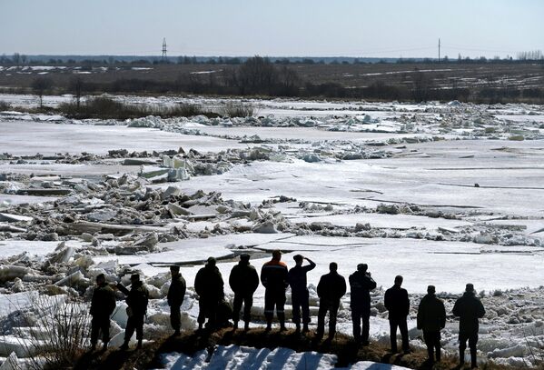 Hombres y mujeres socorristas rusos - Sputnik Mundo