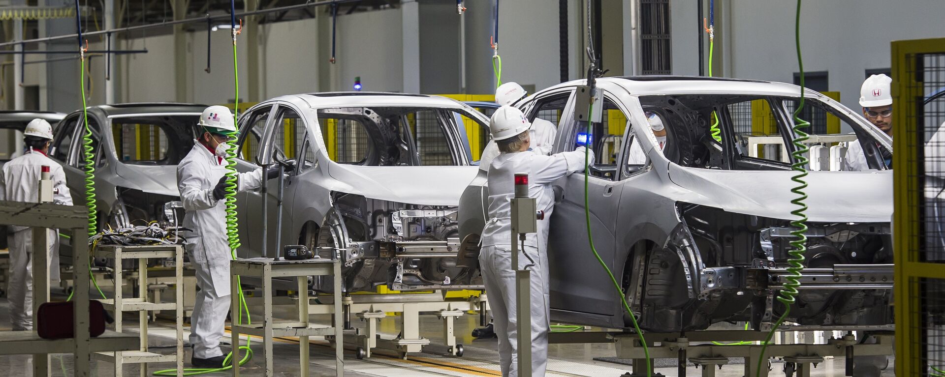 Trabajadores en la línea de montaje de la fábrica de Honda Motors en Celaya, estado de Guanajuato, México - Sputnik Mundo, 1920, 16.05.2024