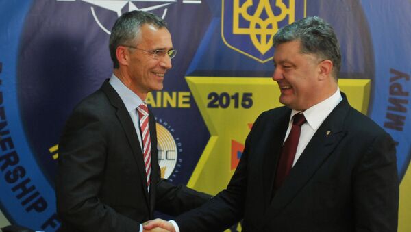 Secretario general de la OTAN, Jens Stoltenberg y presidente de Ucrania, Petró Poroshenko (archivo) - Sputnik Mundo