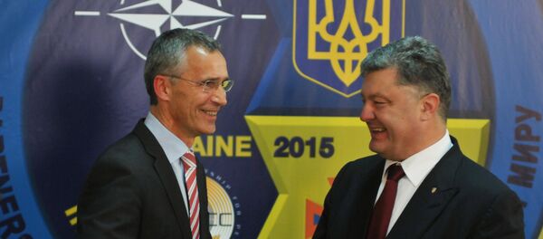 NATO Secretary General Jens Stoltenberg (at the left) and the president of Ukraine Petro Poroshenko at a press conference in the International center of peacemaking and safety on the Yavorivsky ground - Sputnik Mundo