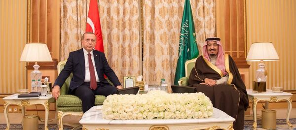 Presidente de Turquía, Recep Tayyip Erdogan, y rey de Arabia Saudí, Salmán bin Abdulaziz - Sputnik Mundo