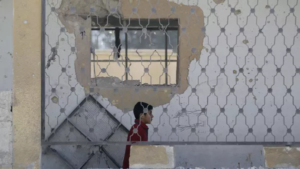 Un niño en una escuela destruida en Siria - Sputnik Mundo