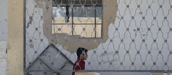 Un niño en una escuela destruida en Siria - Sputnik Mundo