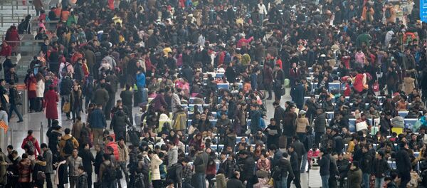La gente en la estación ferroviaria de Hongqiao, China - Sputnik Mundo