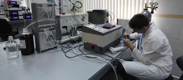 An employee working in the laboratory of the anti-doping center accredited by the World Anti-Doping Agency (WADA), in Moscow - Sputnik Mundo