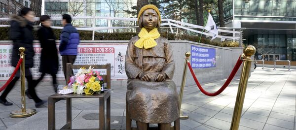 Estatua de una mujer de confort en frente de la embajada de Japón en Seúl (Archivo) - Sputnik Mundo