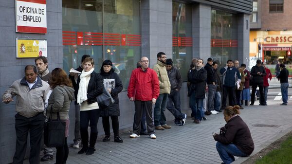 People waiting in line at a government employment office - Sputnik Mundo