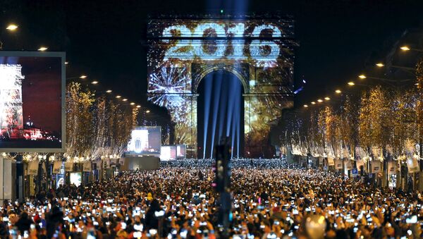 Nochevieja en los Campos Elíseos en París - Sputnik Mundo