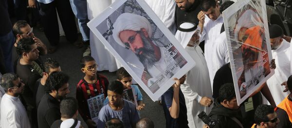 Imágenes del clérigo chií Nimr Baqir al Nimr durante una manifestación en Arabia Saudí (archivo) - Sputnik Mundo