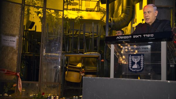 Benjamín Netanyahu, primer ministro de Israel, durante su visita al lugar del atentado en el centro de Tel Aviv - Sputnik Mundo