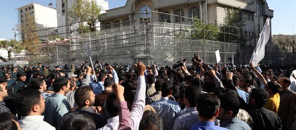 Iranian protesters shout slogans during a demonstration against Saudi Arabia outside its embassy in Tehran on September 27, 2015 Iranian protesters shout slogans during a demonstration against Saudi Arabia outside its embassy in Tehran on September 27, 2015 - Sputnik Mundo