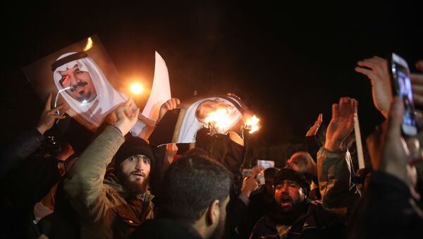 Manifestantes iraníes frente a la Embajada saudí en Teherán - Sputnik Mundo