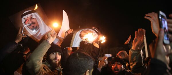 Manifestantes iraníes frente a la Embajada saudí en Teherán - Sputnik Mundo
