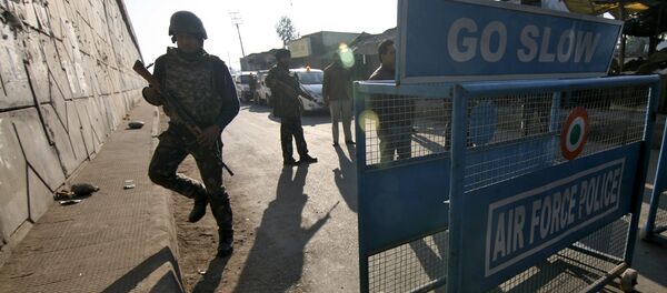 La policía está de guardia tras un ataque sobre las Fuerzas Aéreas Indias en la base de Pathankot el Saábado cerca de la frontera con Pakistan. El 2 de enero del 2016. - Sputnik Mundo