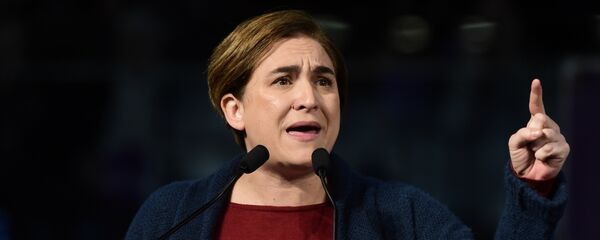 Barcelona's Mayor Ada Colau speaks during a campaign meeting of left wing party Podemos in Madrid on December 13, 2015. Barcelona's Mayor Ada Colau speaks during a campaign meeting of left wing party Podemos in Madrid on December 13, 2015. - Sputnik Mundo