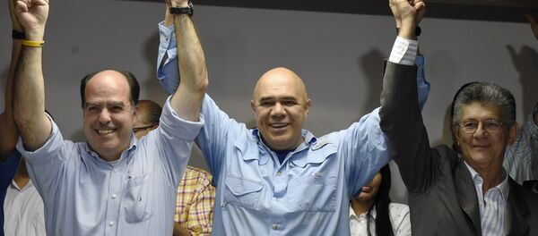 Jesús Torrealba, secretario ejecutivo de la MUD (centro), Julio Borges y Henry Ramos, diputados de la oposición venezolana - Sputnik Mundo
