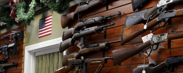Armas de fuego exhibidas en una tienda en California, Estados Unidos - Sputnik Mundo