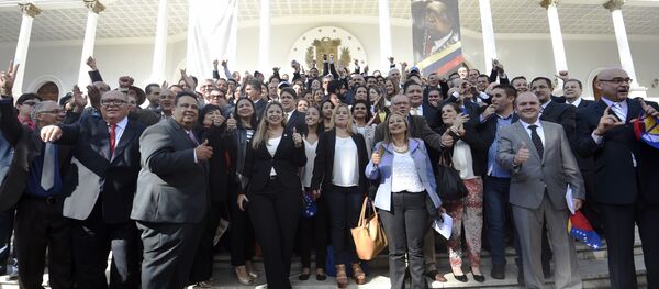 A group of Venezuelan opposition deputies pose in front of the parliament the day of their installation in Caracas, on January 5, 2016. A group of Venezuelan opposition deputies pose in front of the parliament the day of their installation in Caracas, on January 5, 2016. - Sputnik Mundo