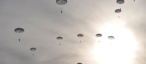 Paracaidistas militares rusos (archivo) - Sputnik Mundo