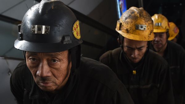 Coal miners exit a mine after their shift underground at Datong, in China's northern Shanxi province Coal miners exit a mine after their shift underground at Datong, in China's northern Shanxi province - Sputnik Mundo