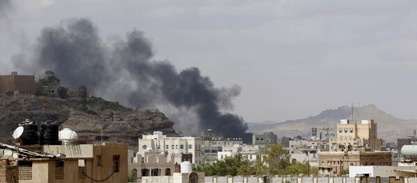 Smoke rises after a Saudi-led airstrike hit a site in Yemen - Sputnik Mundo