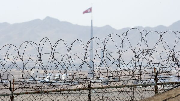 La bandera de Corea del Norte cerca de la zona desmilitarizada en la frontera intercoreana - Sputnik Mundo