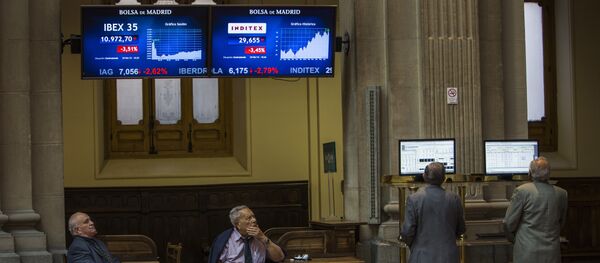 Visualizadores de IBEX-35 en Bolsa de Madrid (Archivo) Visualizadores de IBEX-35 en Bolsa de Madrid (Archivo) - Sputnik Mundo
