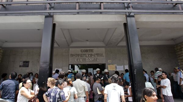 People gather outside the Bolivian Electoral Court, on November 28, 2009 in Santa Cruz, Bolivia, to check information to vote in next December 6 general elections - Sputnik Mundo