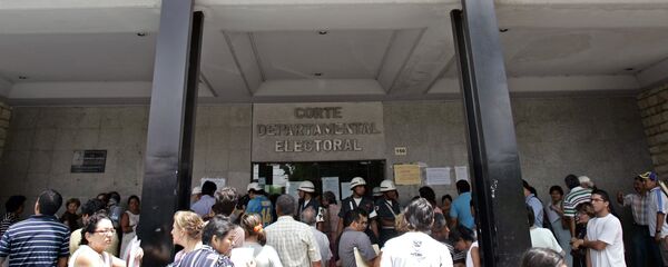 People gather outside the Bolivian Electoral Court, on November 28, 2009 in Santa Cruz, Bolivia, to check information to vote in next December 6 general elections People gather outside the Bolivian Electoral Court, on November 28, 2009 in Santa Cruz, Bolivia, to check information to vote in next December 6 general elections - Sputnik Mundo