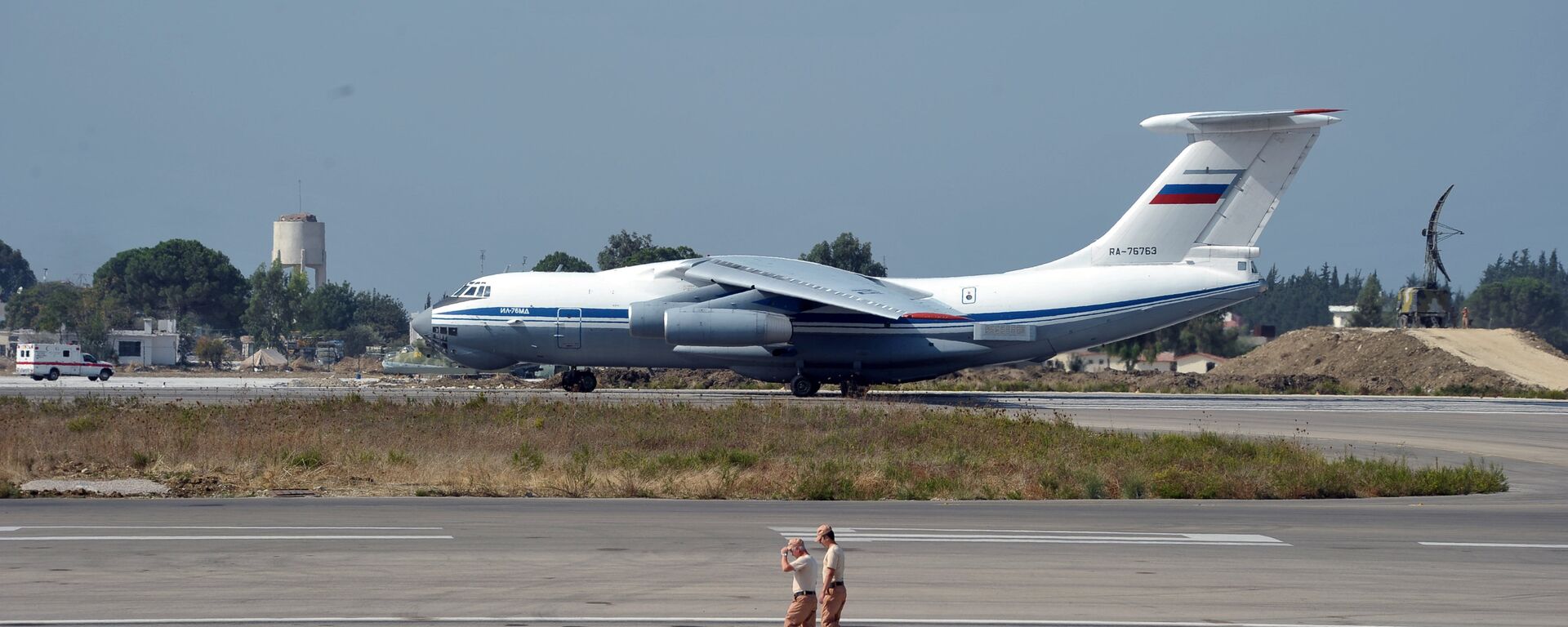 El avión ruso Il-76 en la base aérea de Hmeymim en Siria - Sputnik Mundo, 1920, 07.02.2023